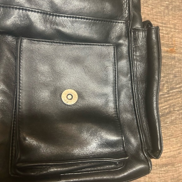 Danier MINT new as possible Black Leather Messenger/crossbody bag ultra soft - Picture 2 of 16